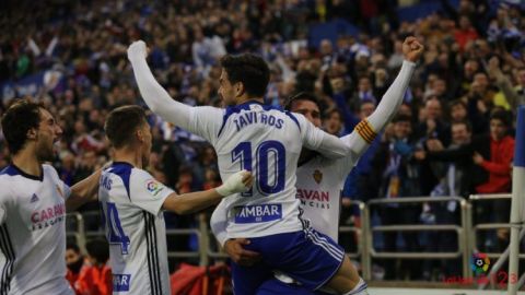 Javi Ros celebra con sus compa&ntilde;eros el gol ante el Huesca