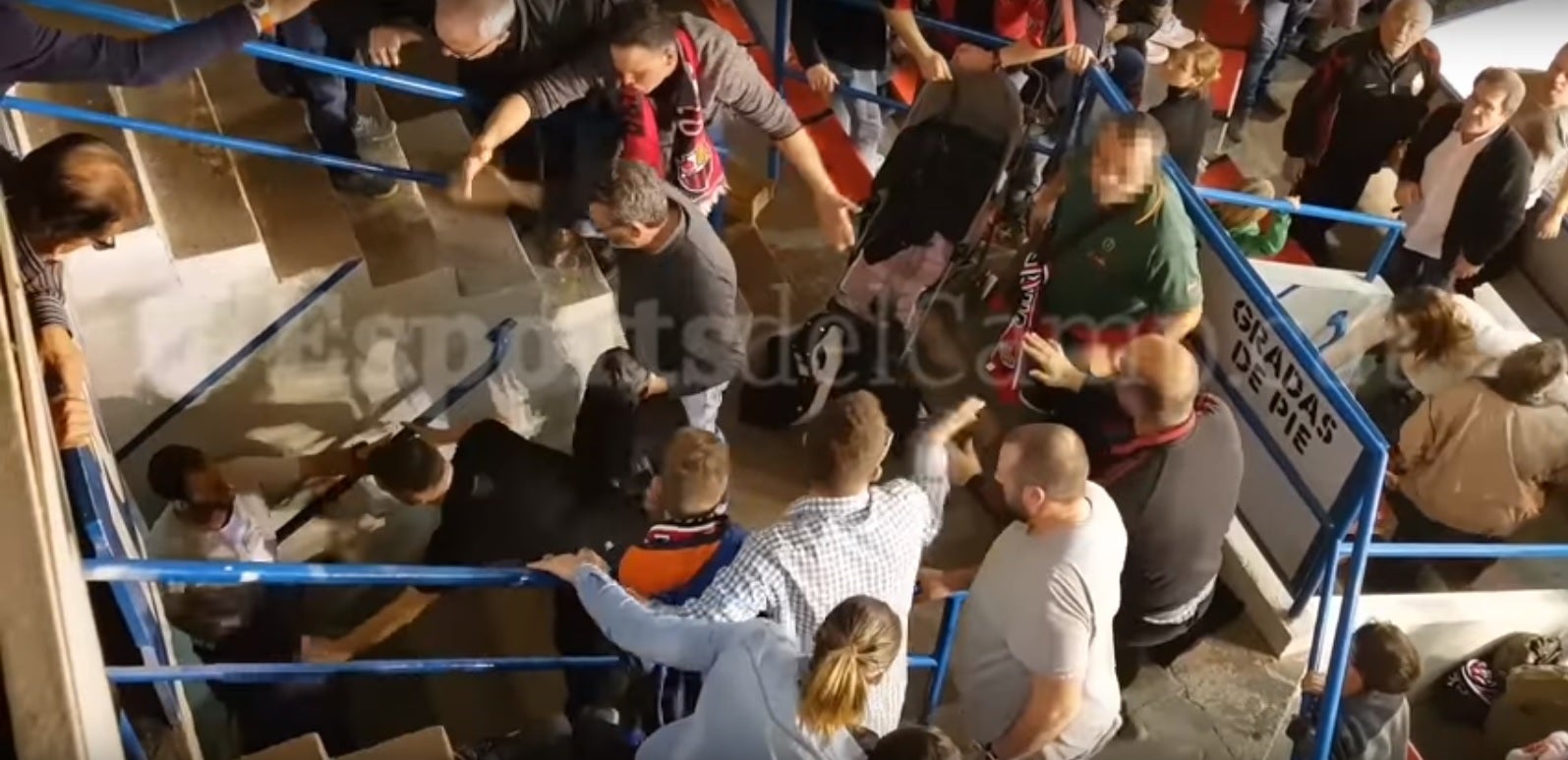 Brutal pelea entre aficionados del Reus durante un partido de hockey tras escucharse gritos contra España Brutal pelea entre aficionados del Reus durante un partido de hockey tras escucharse gritos contra España