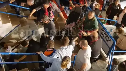 Brutal pelea entre seguidores del Reus Brutal pelea entre seguidores del Reus