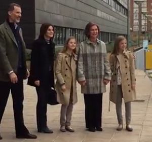 Los Reyes, Doña Sofía y las infantas Leonor y Sofia visitan al Don Juan Carlos Los Reyes, Doña Sofía y las infantas Leonor y Sofia visitan al Don Juan Carlos