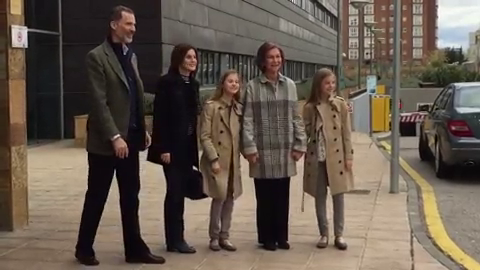 Los Reyes y Doña Sofía, de la mano de las infantas Leonor y Sofía, visitan a Don Juan Carlos Los Reyes y Doña Sofía, de la mano de las infantas Leonor y Sofía, visitan a Don Juan Carlos