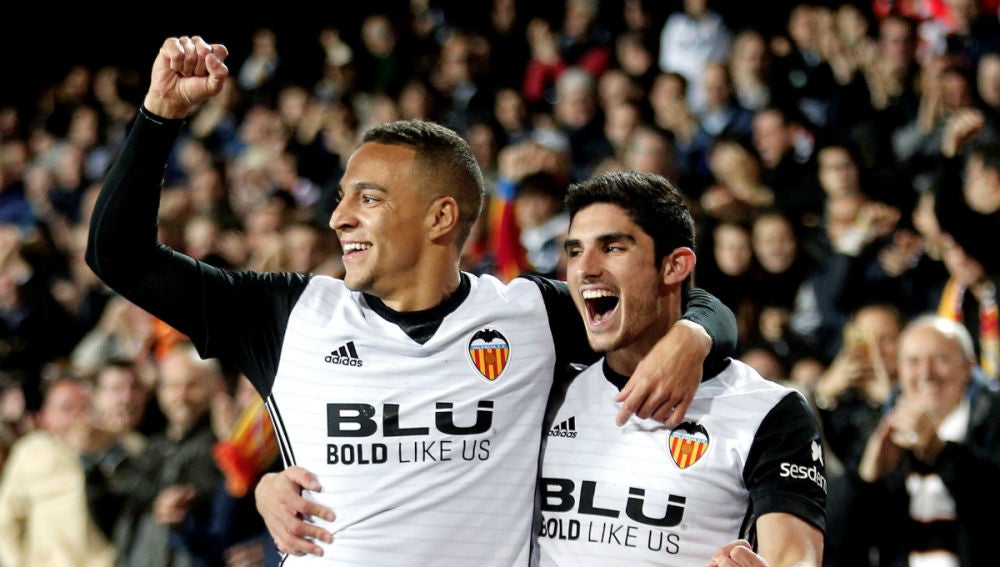 Rodrigo celebra un gol con el Valencia