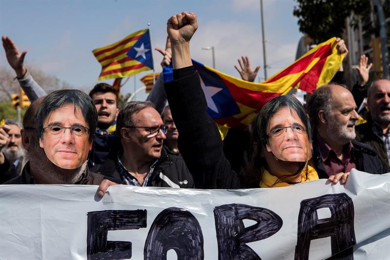 Los Mossos acordonan los accesos al Auditori ante las protestas de los CDR contra el Rey Los Mossos acordonan los accesos al Auditori ante las protestas de los CDR contra el Rey