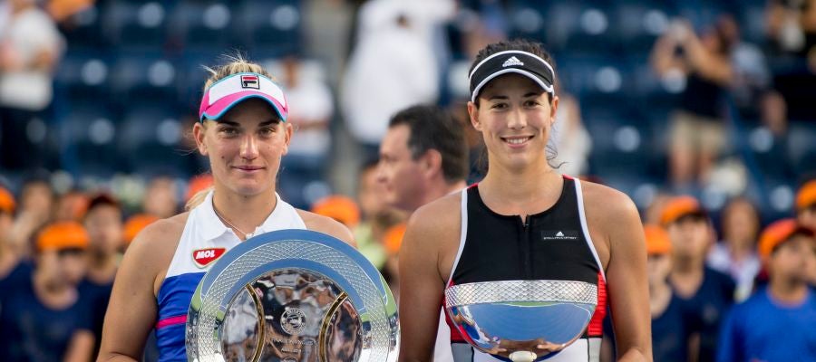 Garbiñe Muguruza sostiene su trofeo de campeona junto a Babos Garbiñe Muguruza sostiene su trofeo de campeona junto a Babos