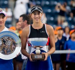 Garbiñe Muguruza sostiene su trofeo de campeona junto a Babos Garbiñe Muguruza sostiene su trofeo de campeona junto a Babos