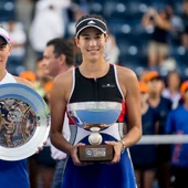 Garbiñe Muguruza sostiene su trofeo de campeona junto a Babos Garbiñe Muguruza sostiene su trofeo de campeona junto a Babos