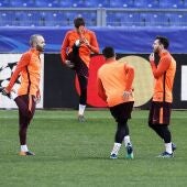 Messi, Iniesta y Suárez conversan durante el entrenamiento en El Olímpico