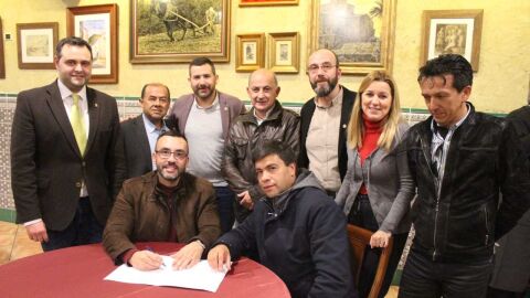 Ambd&oacute;s ajuntaments signen un conveni que permetr&agrave; que el producte de Vila-real arribe fins Col&ograve;mbia. 