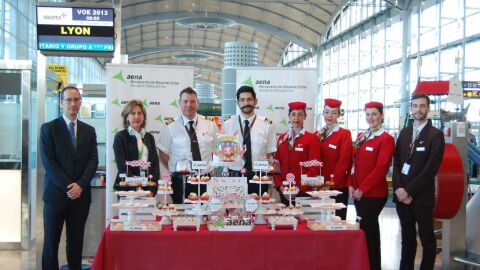 Representantes del Aeropuerto Alicante-Elche y la compa&ntilde;&iacute;a Volotea tras recibir el primer vuelo procedente de Lyon