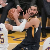 Ricky Rubio busca a un compañero mientras es defendido por Hart Ricky Rubio busca a un compañero mientras es defendido por Hart