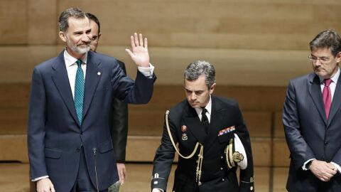 El Rey Felipe VI, junto al ministro de Justicia, Rafael Catal&aacute;