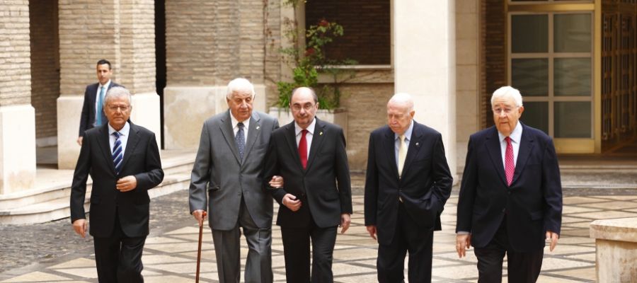 El presidente Lambán junto a Bolea y miembros del primer Ejecutivo autonómico El presidente Lambán junto a Bolea y miembros del primer Ejecutivo autonómico