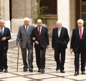 El presidente Lambán junto a Bolea y miembros del primer Ejecutivo autonómico El presidente Lambán junto a Bolea y miembros del primer Ejecutivo autonómico