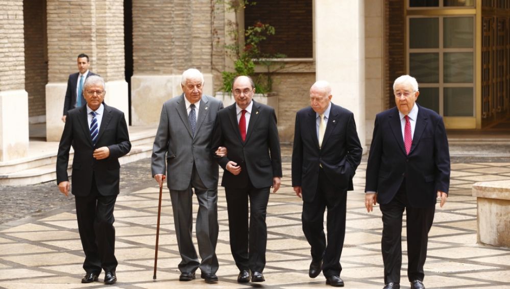 El presidente Lambán junto a Bolea y miembros del primer Ejecutivo autonómico
