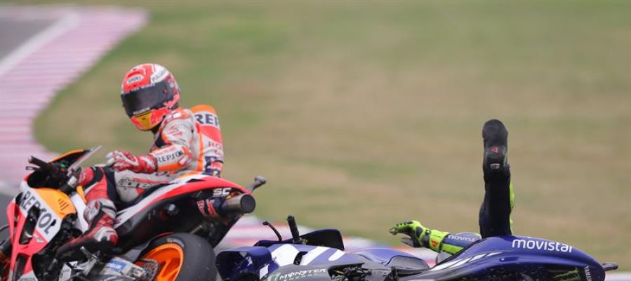 Valentino Rossi cae en la última curva del circuito de Argentina tras un toque con el Marc Márquez Valentino Rossi cae en la última curva del circuito de Argentina tras un toque con el Marc Márquez
