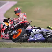 Valentino Rossi cae en la última curva del circuito de Argentina tras un toque con el Marc Márquez Valentino Rossi cae en la última curva del circuito de Argentina tras un toque con el Marc Márquez
