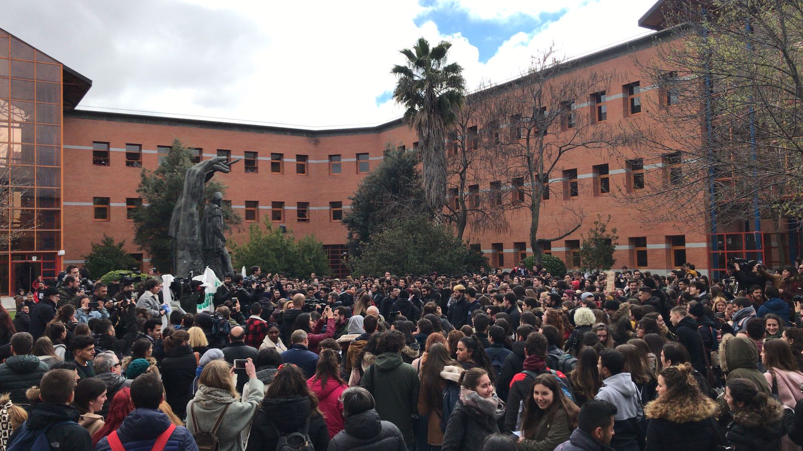 Los estudiantes de la Rey Juan Carlos convocan un encierro este miércoles en protesta por el máster de Cifuentes Los estudiantes de la Rey Juan Carlos convocan un encierro este miércoles en protesta por el máster de Cifuentes