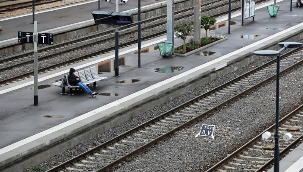 Un andén permanece vacío durante una jornada de huelga de ferrocarriles en Niza