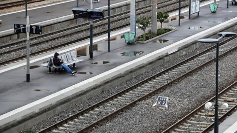 Un and&eacute;n permanece vac&iacute;o durante una jornada de huelga de ferrocarriles en Niza