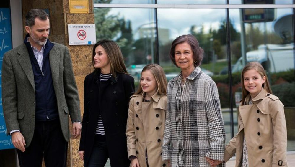La Familia Real durante su visita al Rey Juan Carlos