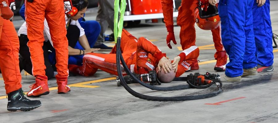 El mécanico de Ferrari tras ser atropellado por Raikkonen en Baréin El mécanico de Ferrari tras ser atropellado por Raikkonen en Baréin