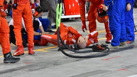 El m&eacute;canico de Ferrari tras ser atropellado por Raikkonen en Bar&eacute;in