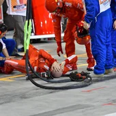 El mécanico de Ferrari tras ser atropellado por Raikkonen en Baréin El mécanico de Ferrari tras ser atropellado por Raikkonen en Baréin