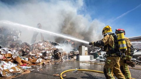 Bomberos en el incendio de la parcela de una empresa de reciclaje en el pol&iacute;gono 