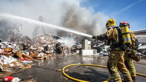Bomberos en el incendio de la parcela de una empresa de reciclaje en el polígono Bomberos en el incendio de la parcela de una empresa de reciclaje en el polígono