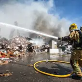 Bomberos en el incendio de la parcela de una empresa de reciclaje en el polígono Bomberos en el incendio de la parcela de una empresa de reciclaje en el polígono