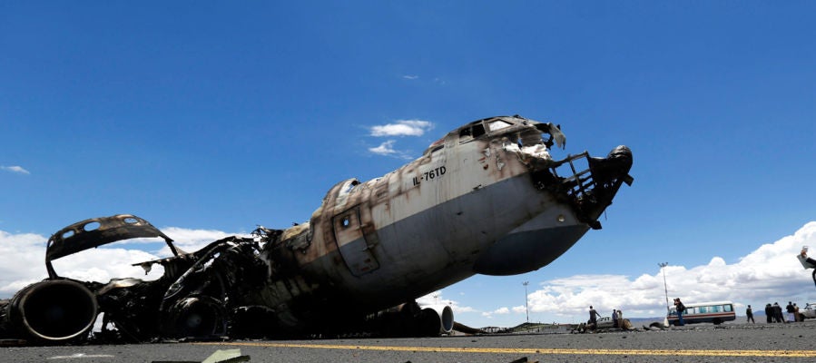 Avión destrozado por el ataque en Siria Avión destrozado por el ataque en Siria