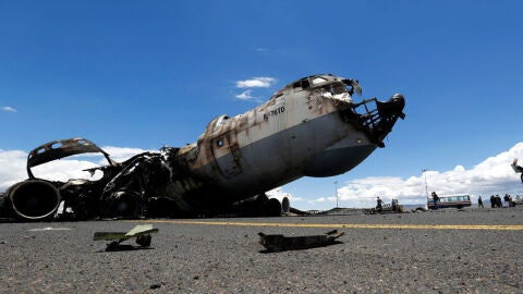 Avi&oacute;n destrozado por el ataque en Siria