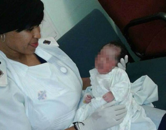 Sobrevive una bebé tras ser abandonada en una alcantarilla Sobrevive una bebé tras ser abandonada en una alcantarilla