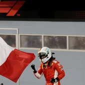 Vettel, junta a la bandera italiana de Ferrari Vettel, junta a la bandera italiana de Ferrari