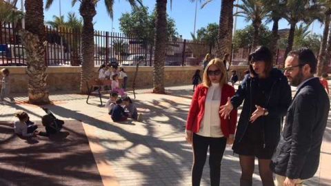 Los concejales Patricia Maci&aacute; y H&eacute;ctor D&iacute;ez en el colegio San Fernando de Elche