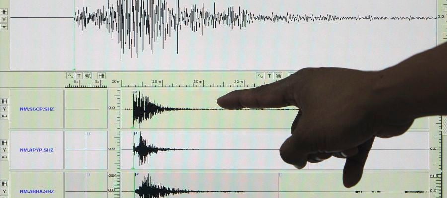 Imagen de archivo de un sismógrafo en el que aparece registrado un terremoto Imagen de archivo de un sismógrafo en el que aparece registrado un terremoto