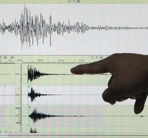 Imagen de archivo de un sismógrafo en el que aparece registrado un terremoto Imagen de archivo de un sismógrafo en el que aparece registrado un terremoto