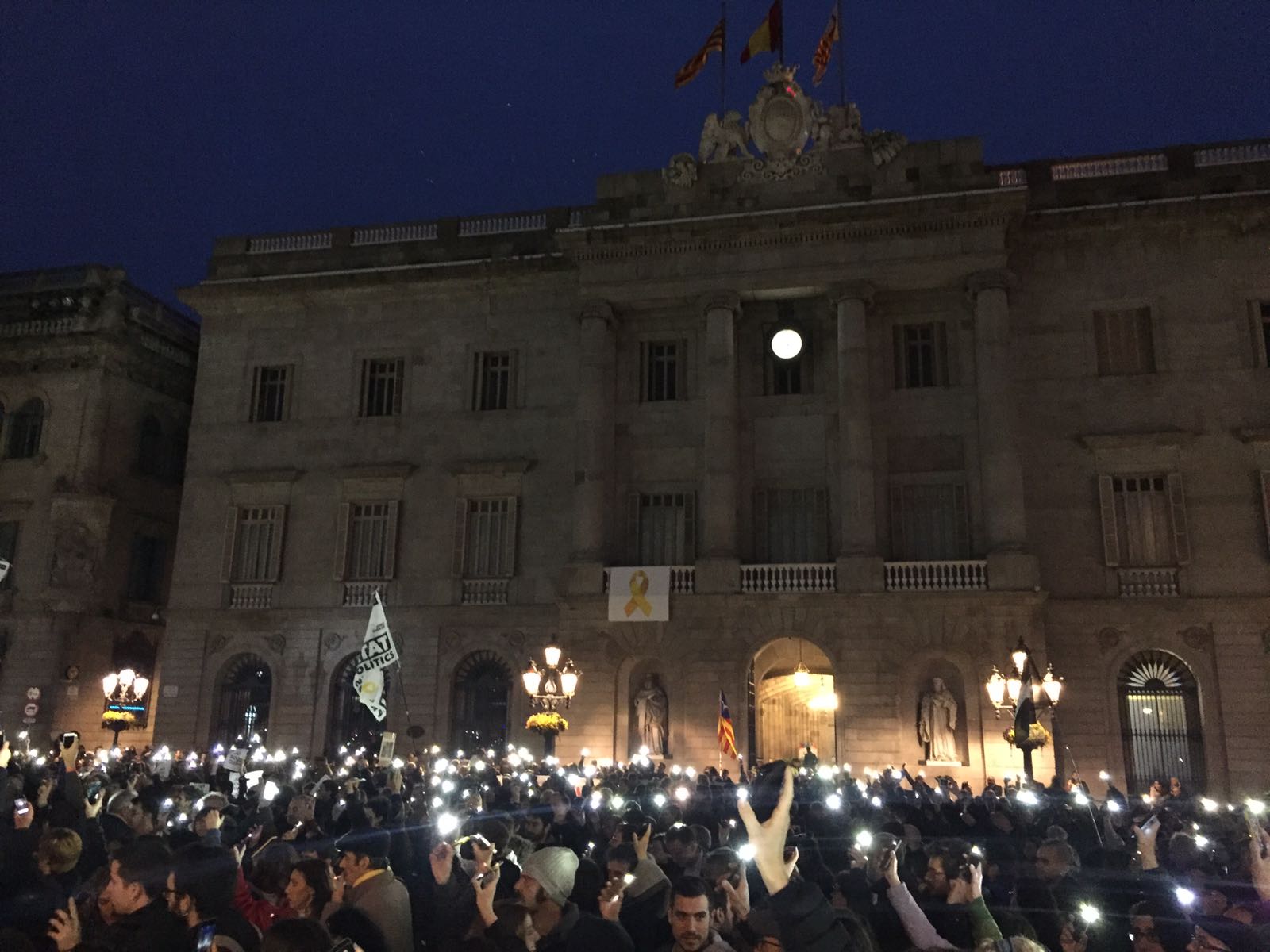 Más de tres mil personas se manifiestan en Barcelona al grito de 'Yo soy CDR' Más de tres mil personas se manifiestan en Barcelona al grito de 'Yo soy CDR'