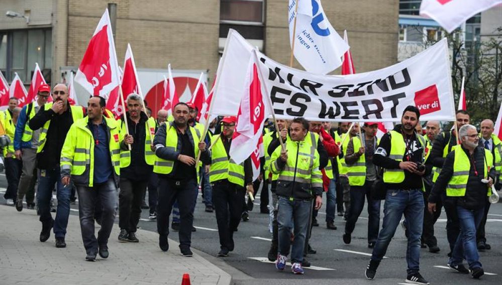 Trabajadores protestan en Alemania durante la huelga de servicios