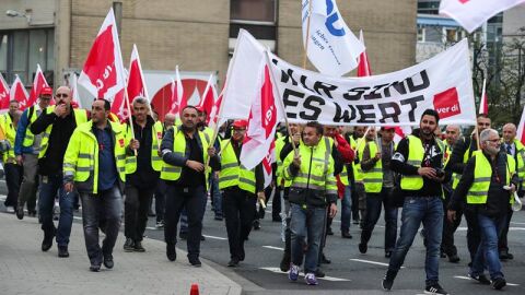 Trabajadores protestan en Alemania durante la huelga de servicios