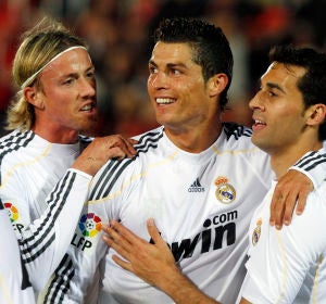 Guti y Arbeloa abrazan a Cristiano Ronaldo Guti y Arbeloa abrazan a Cristiano Ronaldo