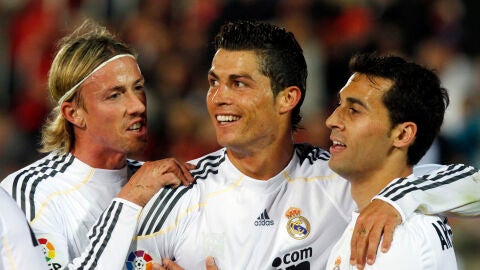 Guti y Arbeloa abrazan a Cristiano Ronaldo