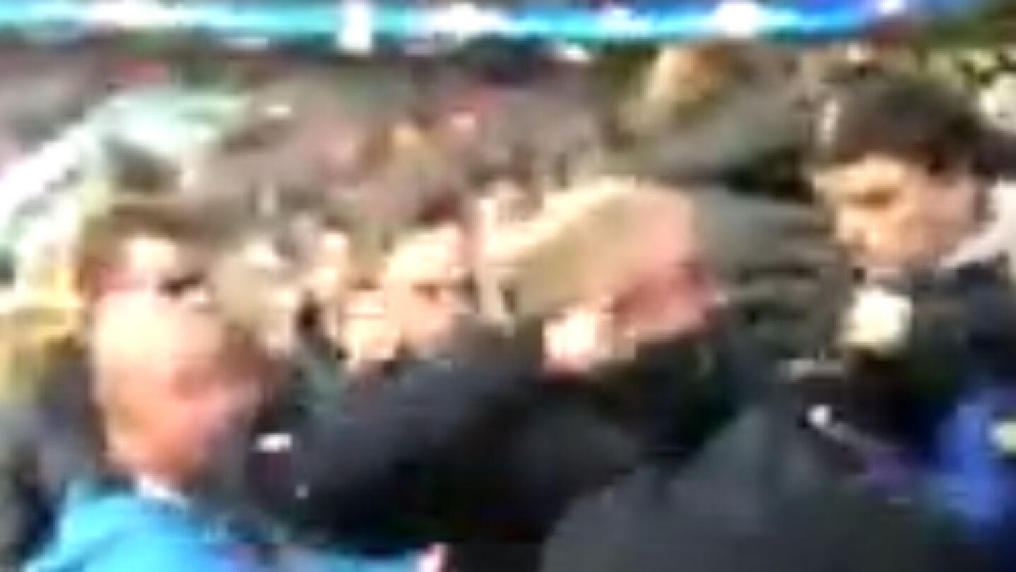 Momento de la pelea entre aficionados del City y del Liverpool