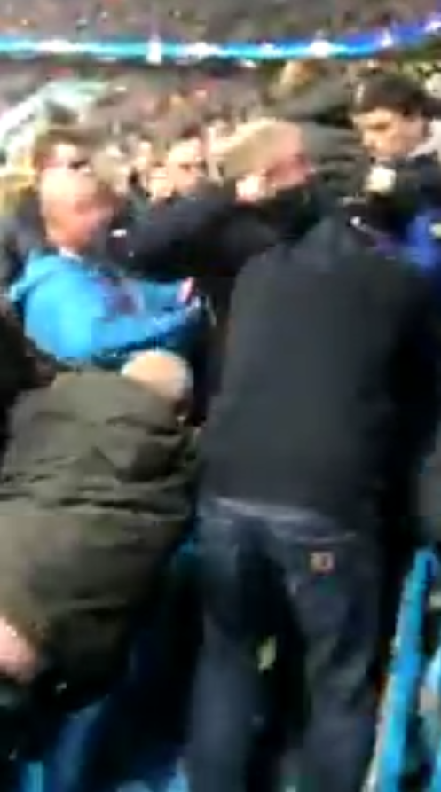 Brutal pelea en la grada del Etihad entre aficionados del City y del Liverpool Brutal pelea en la grada del Etihad entre aficionados del City y del Liverpool