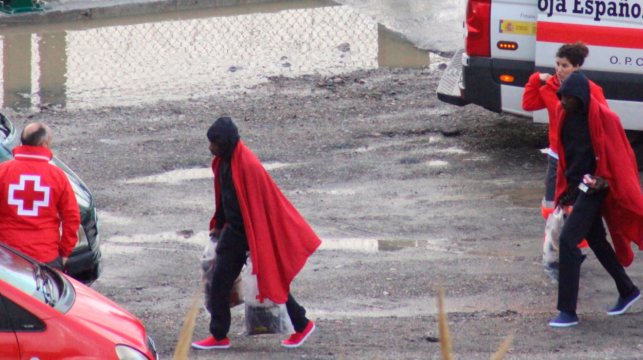 Una embarcación con 10 inmigrantes, entre ellos un bebé, alcanza costa Ceuta Una embarcación con 10 inmigrantes, entre ellos un bebé, alcanza costa Ceuta
