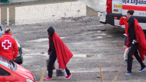 Una embarcaci&oacute;n con 10 inmigrantes, entre ellos un beb&eacute;, alcanza costa Ceuta