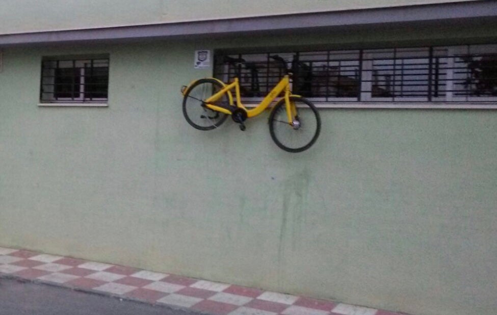 Un oyente nos envía esta imagen de una bici de alquiler colgada en una ventana de la Casa de la Cultura de Cúllar Vega Un oyente nos envía esta imagen de una bici de alquiler colgada en una ventana de la Casa de la Cultura de Cúllar Vega