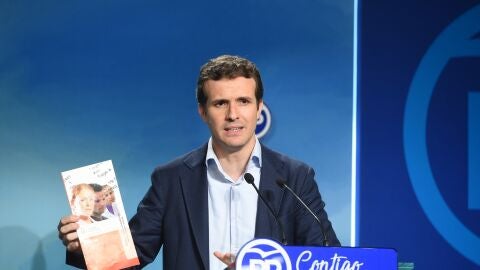 Casado muestra toda la documentaci&oacute;n de su m&aacute;ster, que hizo para un doctorado