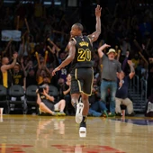 Ingram celebra uno de sus triples en el Staples Center Ingram celebra uno de sus triples en el Staples Center