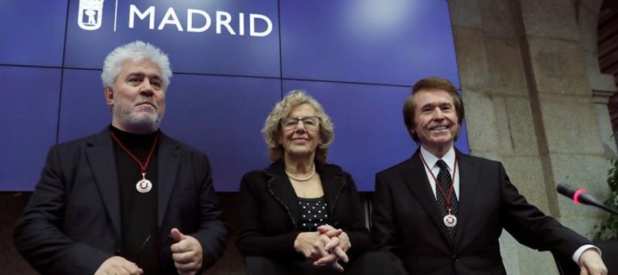 Manuela Carmena con Pedro Almodóvar y Raphael Manuela Carmena con Pedro Almodóvar y Raphael